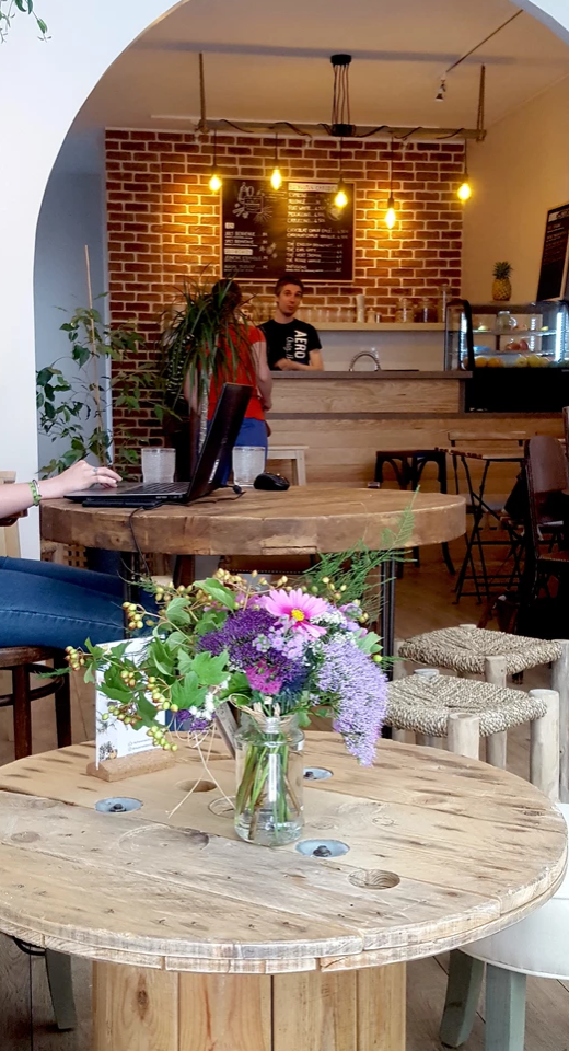 Café bienvenu et partenariat avec du Pain & des Roses, bouquet de fleurs violets et roses pour décoration du café