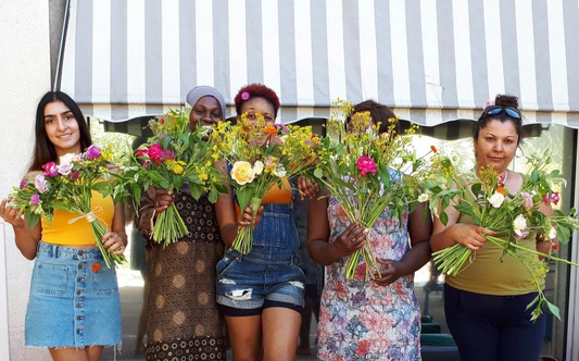 Femmes en formation fleuriste avec du pain & des roses