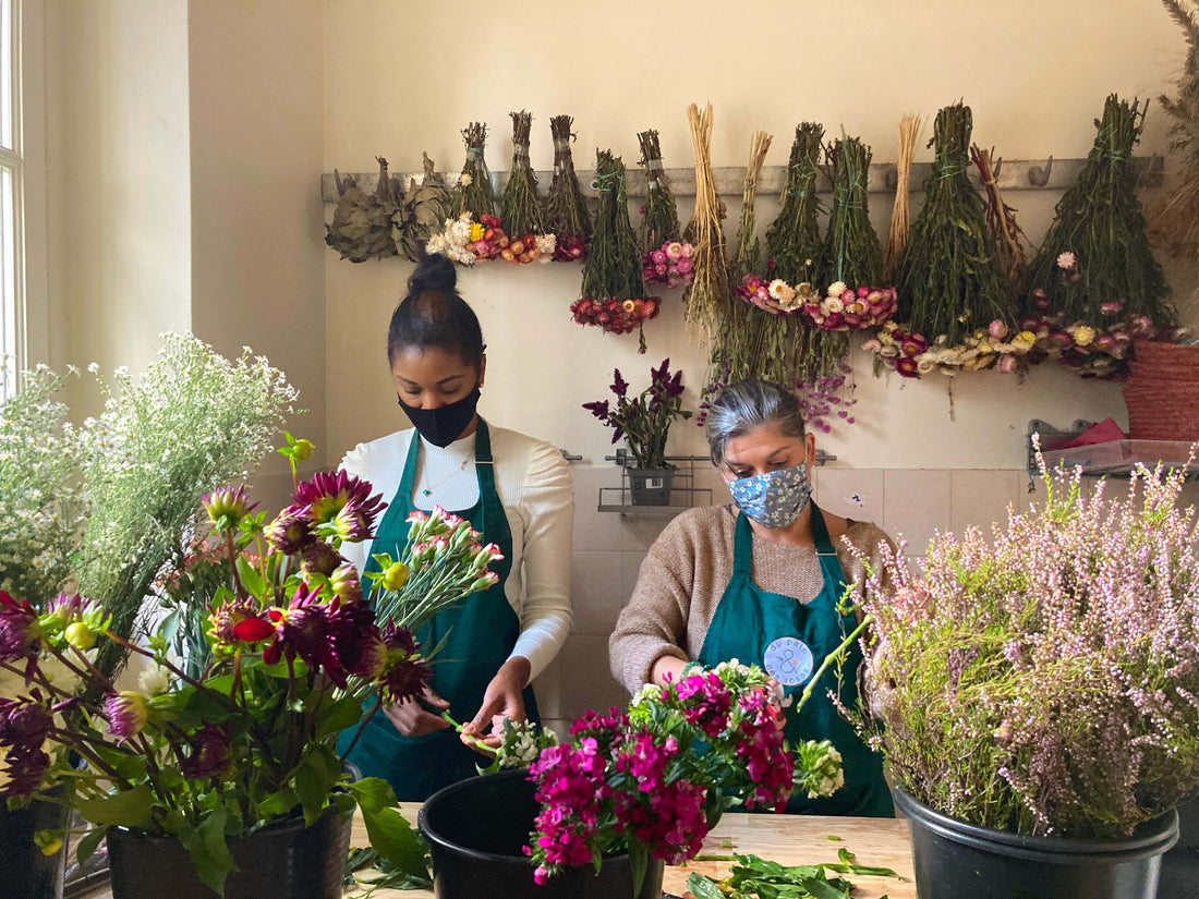 l'écofeminisme chez du Pain & des Roses - fleuristes en action avec fleurs séchées françaises et de saison