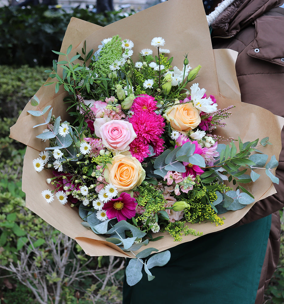 Bouquet de fleurs extraordinaire disponible au kiosque à fleurs, paris 9ème et sur la boutique en ligne. Bouquet présentant des roses, des eucalyptus, des marguerites avec un emballage papier kraft. 